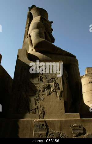 Hieroglyphen geschnitzt auf der Seite der Statue von Ramses II. im Tempel von Luxor, Ägypten Stockfoto