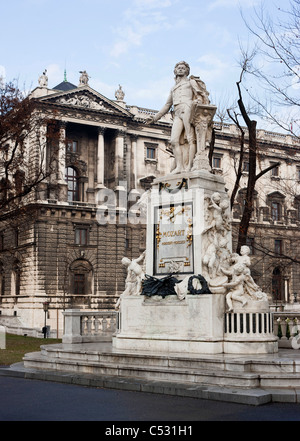 Eine Statue zum Gedenken an Mozart in den Burggarten. Wien, Österreich. Stockfoto