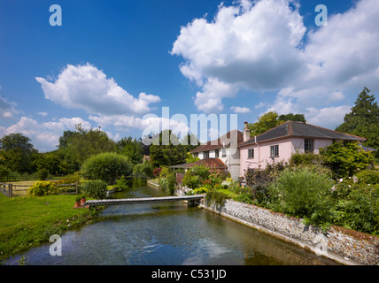 Auf dem Land durch den Fluß Meon in Exton, Hampshire, England. Stockfoto