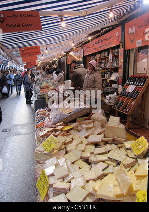 Käse und Wein zum Verkauf in den Naschmarkt. Wien, Österreich. Stockfoto
