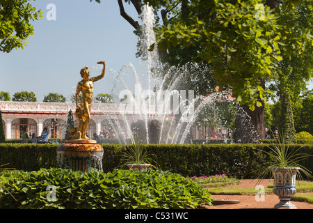 Der Peterhof-Palast, St. Petersburg, Russland - formalen Gärten 2 Stockfoto