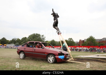 Hocker-Stunt mit dem Auto Stockfoto