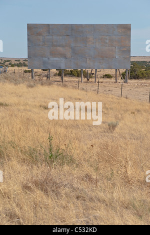 Eine leere Billboard erwartet Sie eine kreative Werbung am Straßenrand im ländlichen New Mexiko. Stockfoto