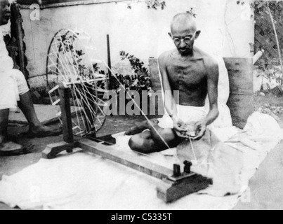 MOHANDRAS GANDHI (1869-1948) indischer politischen und ideologischen Führer über 1925 Stockfoto