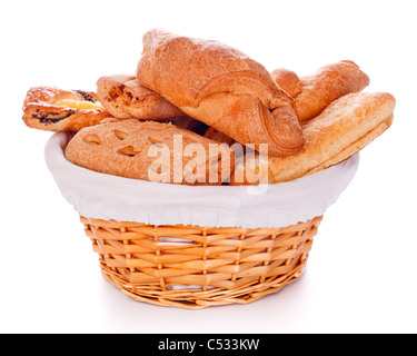 Korb mit Brötchen, die isoliert auf weißem Hintergrund Stockfoto