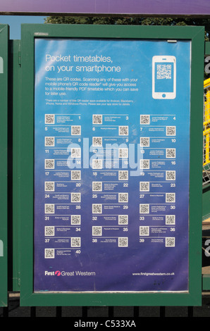 QR (Quick Response) Smartphone Codes für Fahrpläne außerhalb Dorchester West Magistrale Station, Dorset, UK. Stockfoto