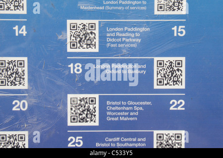 QR (Quick Response) Smartphone Codes für Fahrpläne außerhalb Dorchester West Magistrale Station, Dorset, UK. Stockfoto