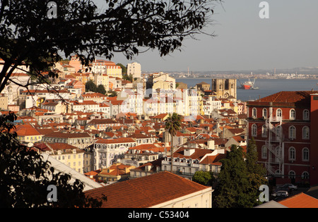 Lissabon Portugal Blick auf die Alfama in Richtung der Kathedrale Se und Fluss Tegus Stockfoto