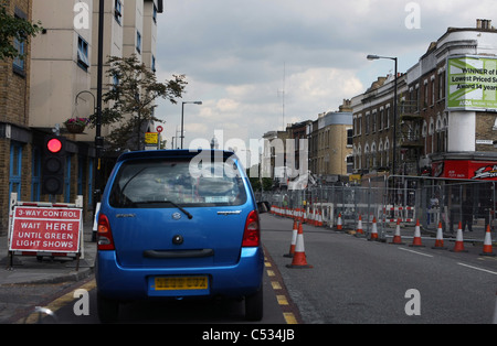 Ein Auto warten an temporäre Ampel in roadworkd Stockfoto