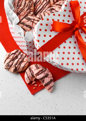 Erdbeeren in Schokolade getaucht cookies Stockfoto