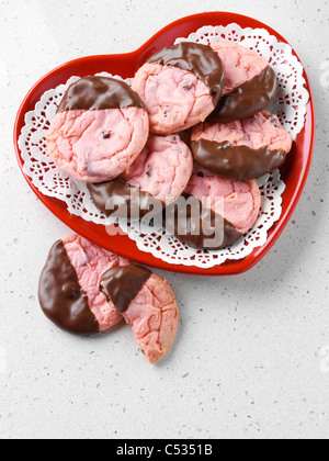 Erdbeeren in Schokolade getaucht cookies Stockfoto