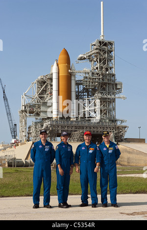 Die STS-135-Crew-Mitglieder stehen für ein Foto NASA Kennedy Space Center Launchpad 39A in Florida Stockfoto