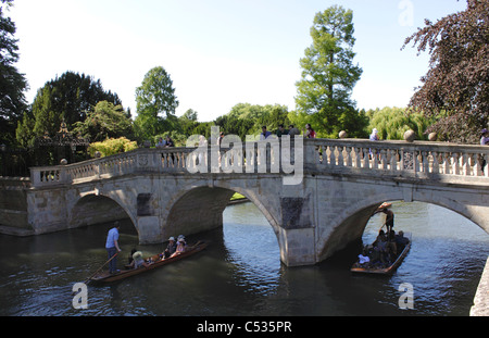 Stocherkähne Unterquerung Clare Brücke auf dem Fluss Cam Cambridge Stockfoto