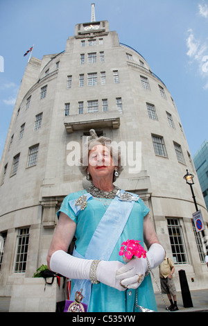 Mann verkleidet als Königin Elizabeth II. in London Pride Parade 2011 Stockfoto