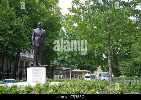 Statue von Ronald Reagan, ehemaliger Präsident der USA, in der Nähe der US-Botschaft in Grosvenor Square in London am 4. Juli 2011 enthüllt Stockfoto