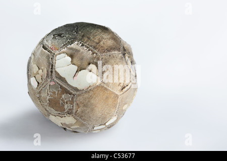 Fußball auf weiße Oberfläche abgenutzt schlägt alt, Arm oder historische. Kopie-Raum Stockfoto