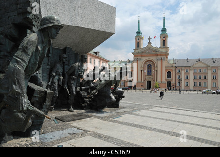 Das Denkmal für den Warschauer Aufstand, Warschau, Polen. Die Feld-Kathedrale der polnischeArmee ist im Hintergrund. Stockfoto