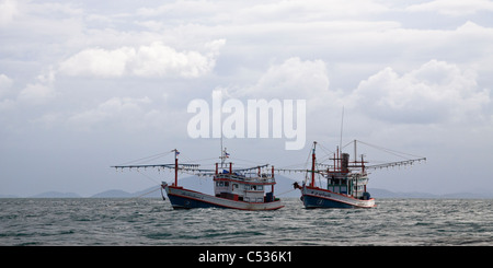 Zwei Fischerboote im Andaman Meer, Phi Phi Island, Thailand. Stockfoto