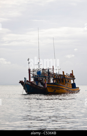 Zwei Fischerboote im Andaman Meer, Phi Phi Island, Thailand. Stockfoto