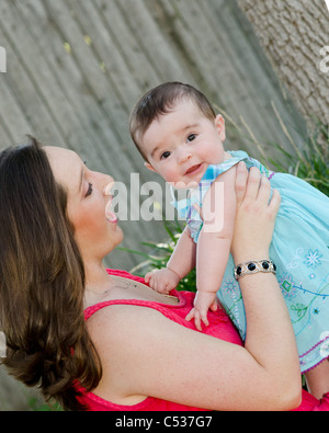 Eine acht Monate alte kaukasische Baby Mädchen und ihre Mutter. Stockfoto