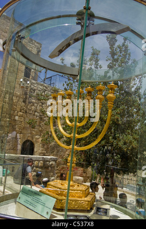 Goldene Menora, die neu in der Altstadt, Jerusalem Israel Stockfoto