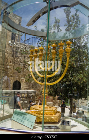 Goldene Menora, die neu in der Altstadt, Jerusalem Israel Stockfoto