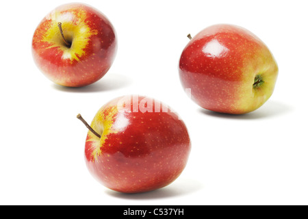 Drei frische rote Äpfel auf weißem Hintergrund Stockfoto