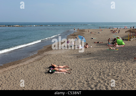 Strand in der Nähe von Malaga, Benal Madena, Spanien. Palmen, Sonnenanbeter.  Don Despain Wiederaufleben Foto. Stockfoto