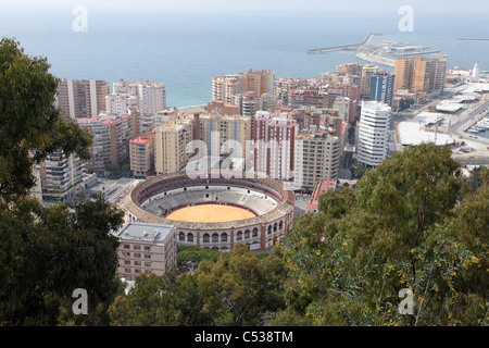 Bull-Ring im Zentrum der Stadt Malaga, Spanien. Historischen Runde Kolosseum mit im Freien sitzen, wo die beliebte Stierkampf betrachtet wird. T Stockfoto