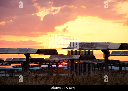 Photovoltaik-Module im Solucar solar Werk in Sanlucar la Mayor, Andalusien, Spanien. Stockfoto