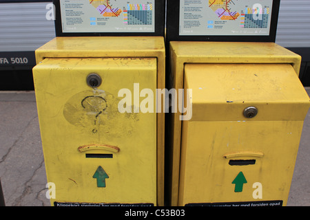 Gelben Stempeln Gerät am Bahnhof Stockfoto