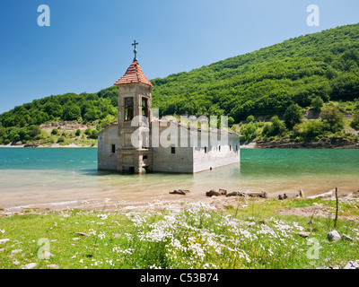 Die versunkenen Kirche St. Nikolaus in Mavrovo, Mazedonien - ein Opfer der Mavrovo Reservoir hydroelektrische Regelung. Stockfoto