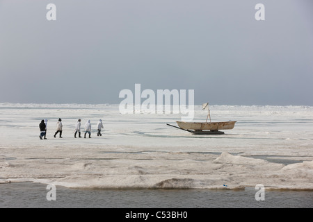 Walfang-Crew bereitet sich bringen ihre Umiaq vom Chuchki Meer Eis am Ende des Frühlings Walfang-Saison in Barrow, Alaska Stockfoto