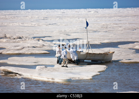 Walfang-Crew schiebt ihre Umiaq neben dem Chuchki Meer Eis am Ende des Walfangs Frühjahrssaison in Barrow, Alaska Arktis, Sommer Stockfoto