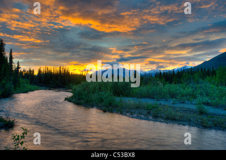 Sonnenuntergang über Jack Creek von der Nabesna-Straße im Wangell St. Ellias Nationalpark, Yunan Alaska, Sommer Stockfoto