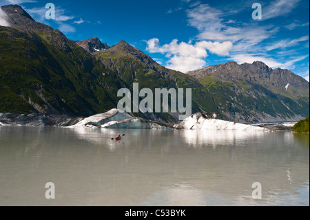 Mann Kajak unter Eisberge im See an Valdez Gletscher Endstation, Yunan Alaska, Sommer Stockfoto