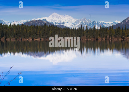 Malerische Aussicht auf die Südseite des Mt. McKinley und Alaska Range mit Byers See im Vordergrund, Yunan Alaska, Frühjahr Stockfoto