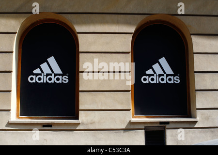 Adidas speichern, großes Logo auf Schaufenster, Krakau, Polen. Stockfoto