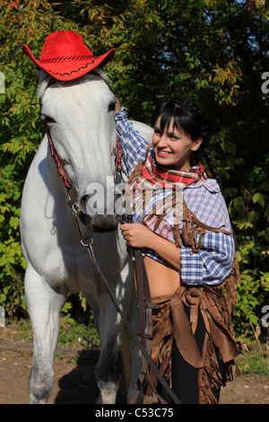 Glückliche Reiterin (Teilnehmer-Rollenspiel) im westlichen Kleid Stockfoto