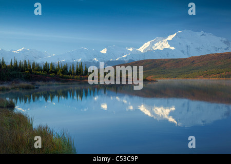 Malerische Landschaft des Mt. McKinley und Wonder Lake am Morgen, Denali Nationalpark, Alaska Interior, Herbst. HDR Stockfoto