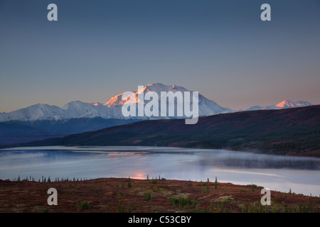 Malerische Landschaft des Mt. McKinley und Wonder Lake am Morgen, Denali Nationalpark, Alaska Interior, Herbst. HDR Stockfoto