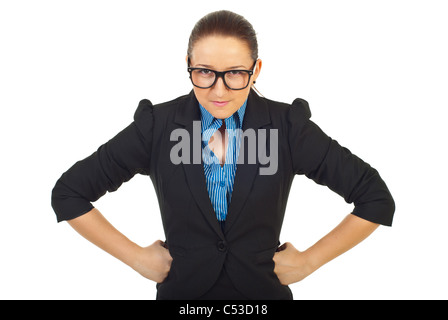 Wütend Geschäftsfrau hält Hände Faust auf Taille und tragen Brillen isoliert auf weißem Hintergrund Stockfoto