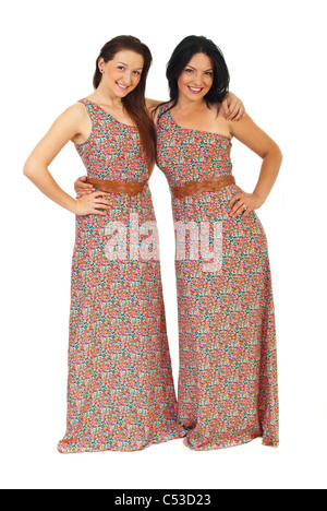 Glücklich schönen Schwestern gleichen Kleid und stehen in Umarmung isoliert auf weißem Hintergrund Stockfoto