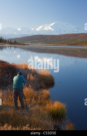 Mann fotografiert die Nordseite des Mt. McKinley aus Wonder Lake in Denali Nationalpark und Reservat, Alaska Interior, Herbst Stockfoto