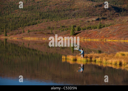 Fliegen Sie über Wonder Lake, Denali Nationalpark und Reservat, Alaska Interior, Herbst wirft Fischer Stockfoto