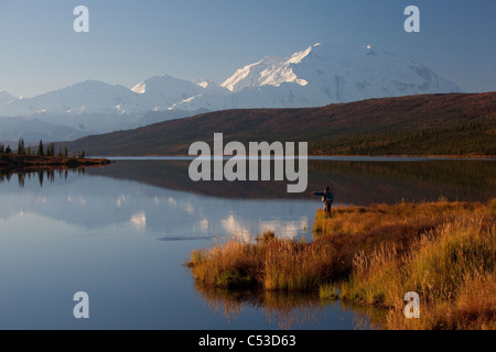 Fliegenfischer Gießen über Wonder Lake mit Mt. McKinley im Hintergrund, Denali Nationalpark und Reservat, Alaska Stockfoto