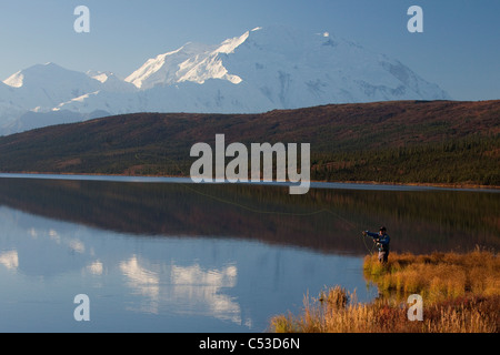 Fliegenfischer Gießen über Wonder Lake mit Mt. McKinley im Hintergrund, Denali Nationalpark und Reservat, Alaska Stockfoto