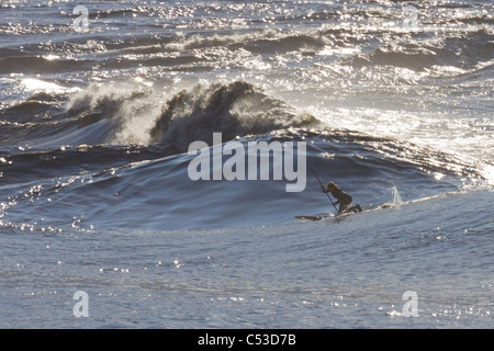 Eine Surfer bereitet eine große Bohrung Flut in der Nähe von Mile 81 von Seward Highway, Yunan Alaska, Sommer fahren Stockfoto