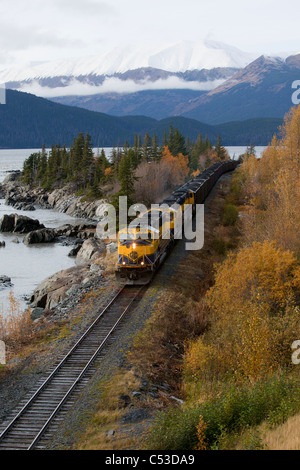 Alaska Railroad Hols Kohle vorbei an felsigen Bucht an Vogel Punkt entlang Turnagain Arm, Yunan Alaska, Herbst Stockfoto