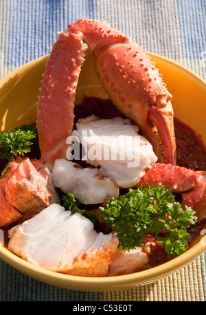 Nahaufnahme der Cioppino-Fisch-Eintopf mit frischen Alaska Tanner Crab, König Räucherlachs, Heilbutt und Drachenköpfe, Alaska Stockfoto